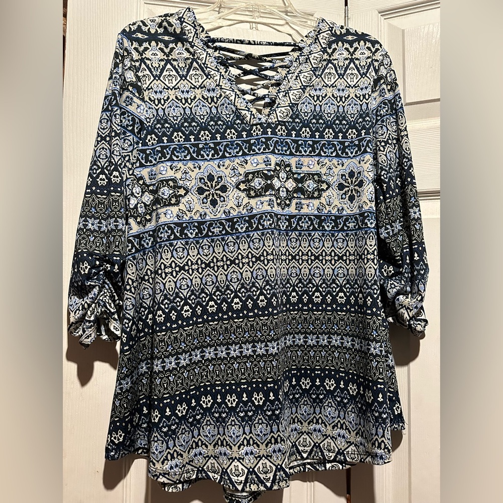 Navy & beige women's New Directions medium blouse. 3/4 length sleeves.